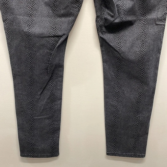 NWOT Levi’s Pull On Leggings Black Gray Repty Snake Print 22 - Picture 6 of 16